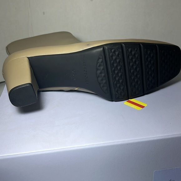 Women's Cinnamon Heeled Tailored Booties - Picture 8 of 8